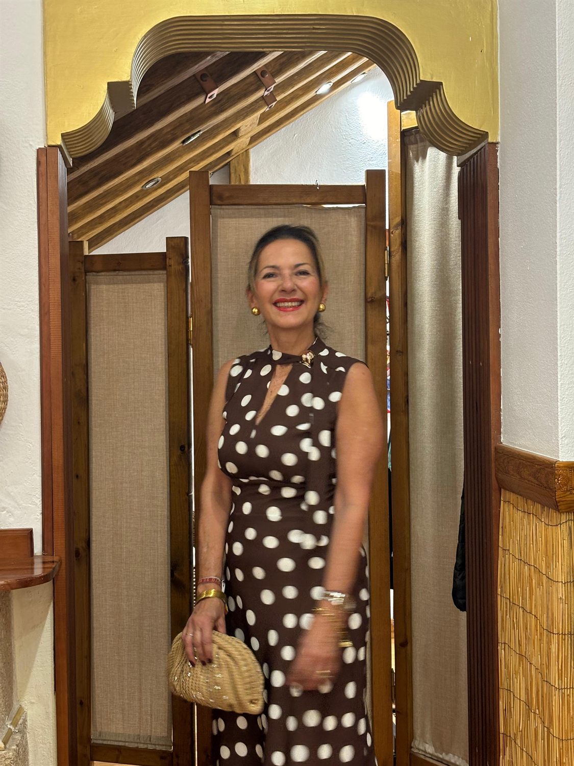 Ángeles sonriendo en el interior de Boutique Fabio