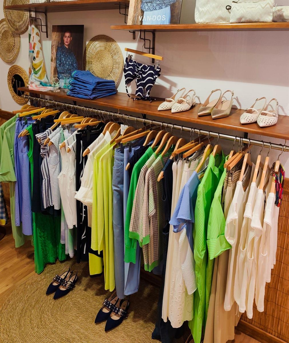Prendas de colores expuestas en la tienda Boutique Fabio